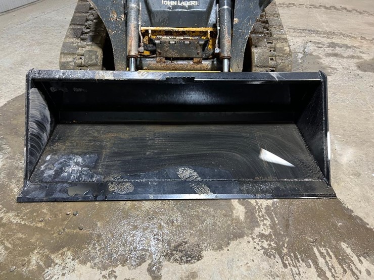 deere-323e-image-9