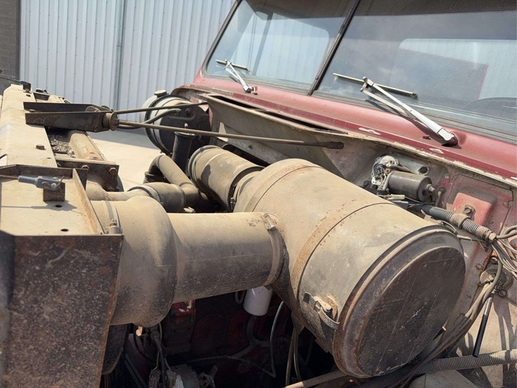 1982-international-2275-day-cab-semi-image-20