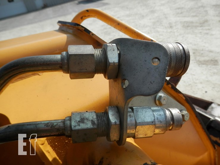 deere-320-image-13