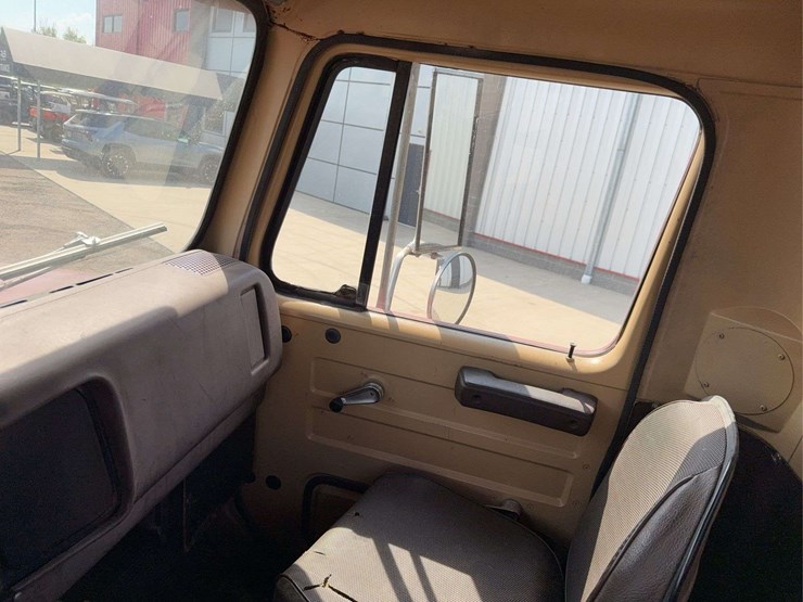 1982-international-2275-day-cab-semi-image-26