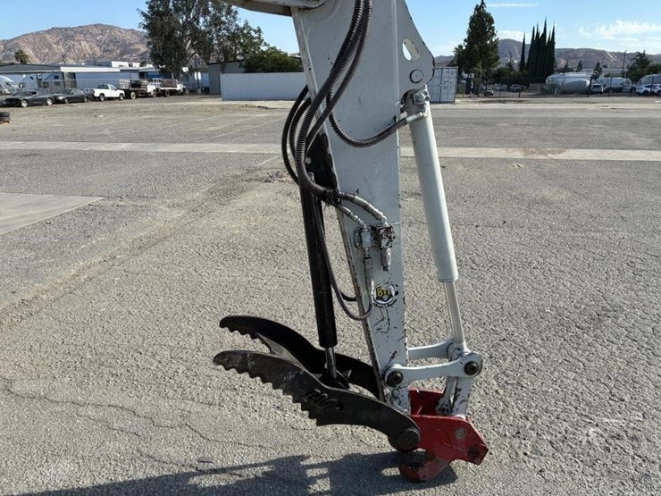 2016-takeuchi-tb280fr-image-6