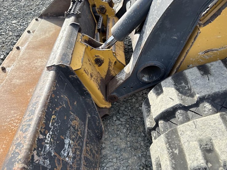 deere-323e-image-15