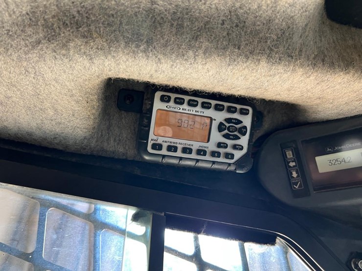 deere-323e-image-24