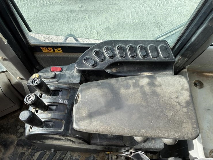 2015-komatsu-wa380-8-image-19