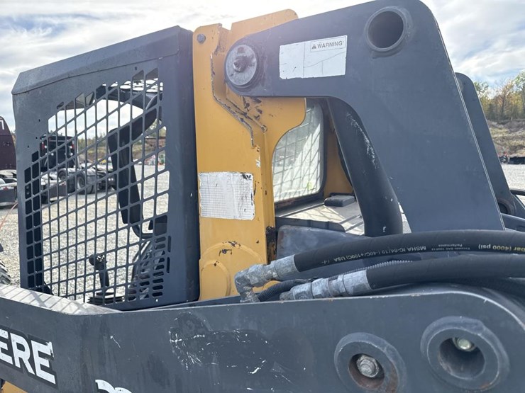 deere-323e-image-35
