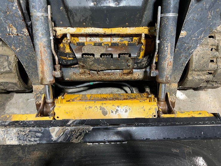 deere-323e-image-10