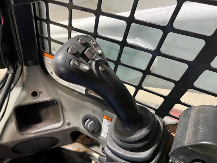 2016-bobcat-t740-image-26
