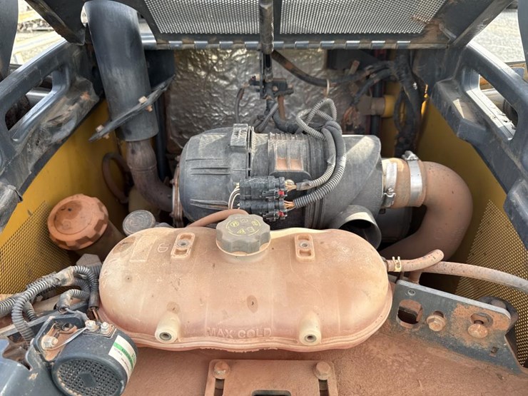 deere-323e-image-30