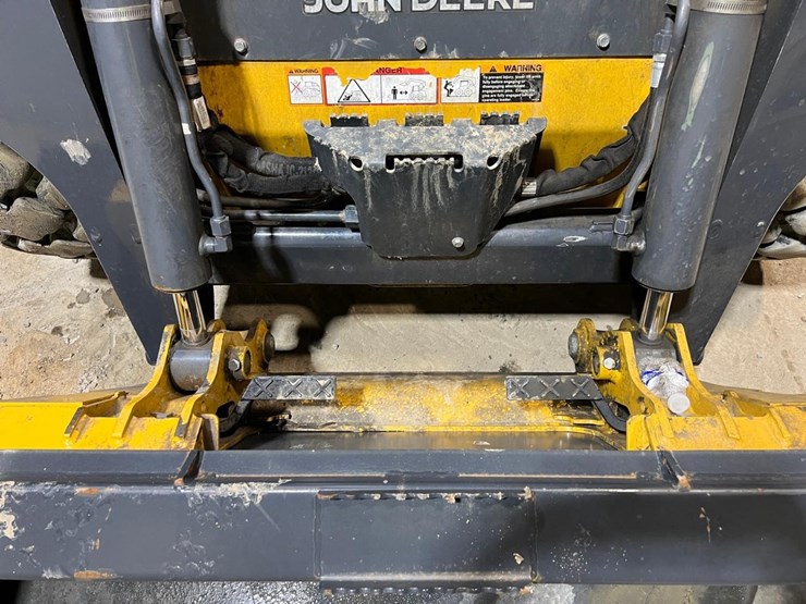 2016-deere-318g-image-36