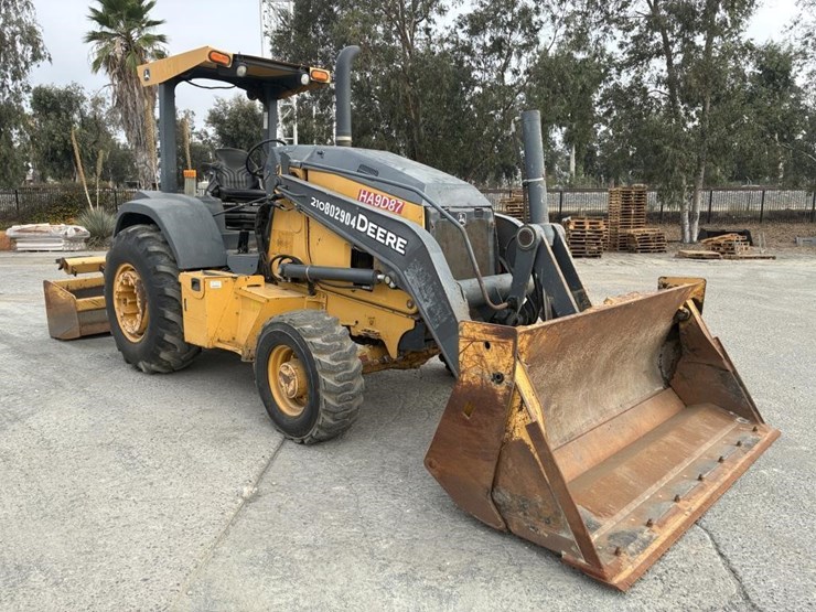 2015-deere-210l-image-2