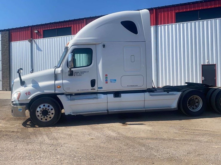 2013-freightliner-cascadia-semi-truck-image-1