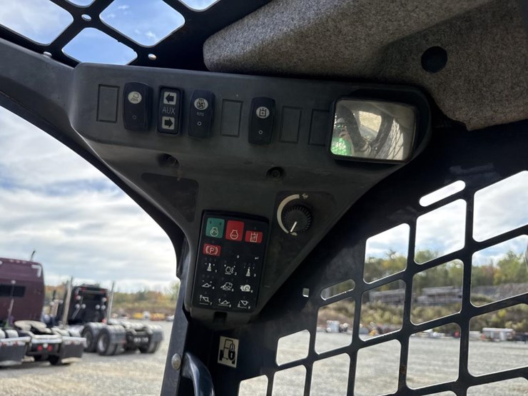 deere-323e-image-42