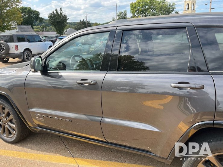 2016-jeep-grand-cherokee-image-36
