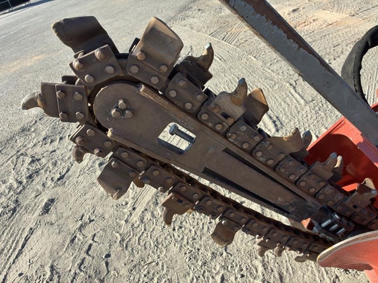 2017-ditch-witch-c16x-image-6