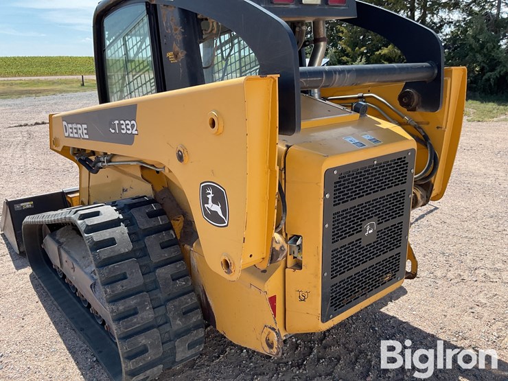 2006-deere-ct332-image-15