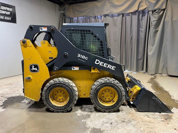2016-deere-318g-image-32