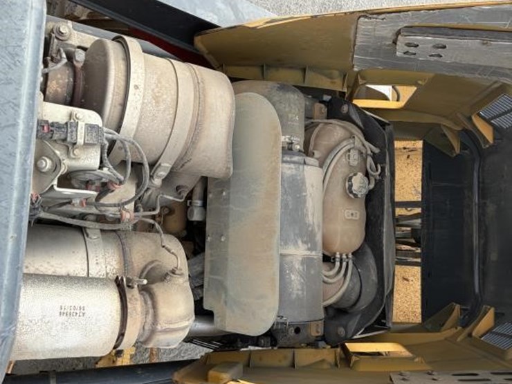 2015-deere-210l-image-17