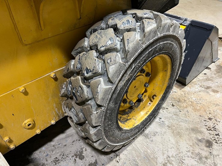 2016-deere-318g-image-42