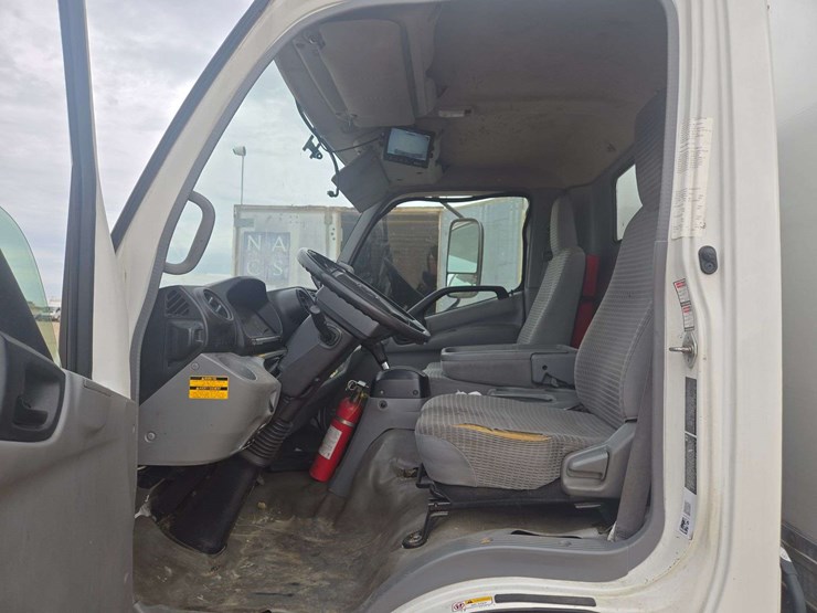 2019-hino-195-image-15