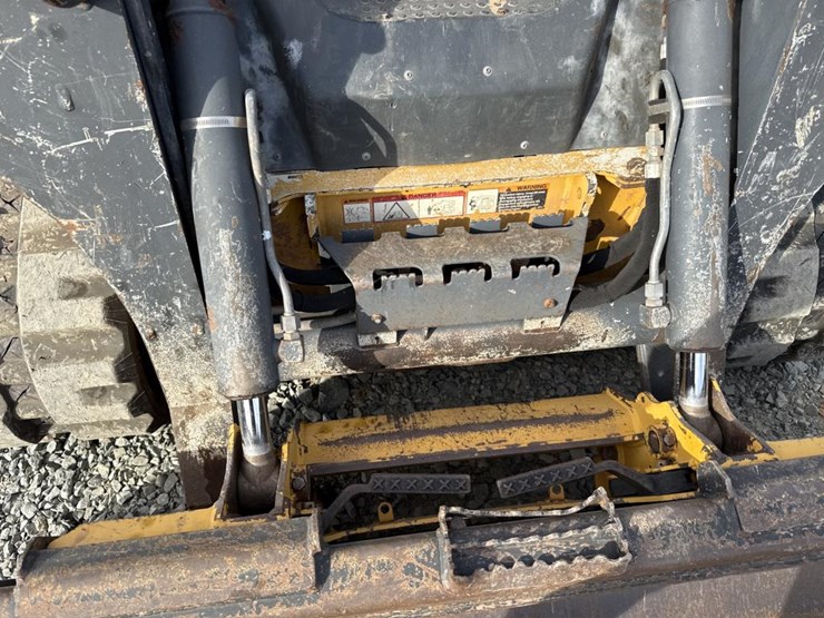 deere-323e-image-12
