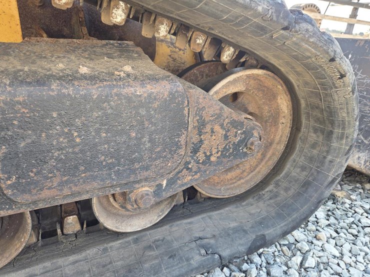2013-deere-ct332-image-43