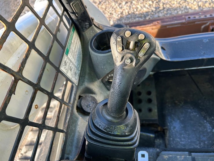 2017-bobcat-t740-image-21