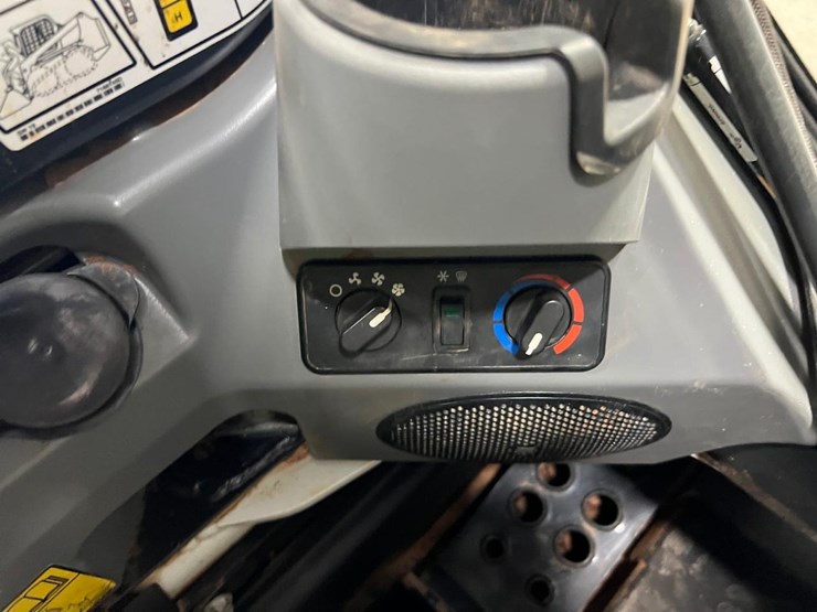 2023-bobcat-t770-image-26
