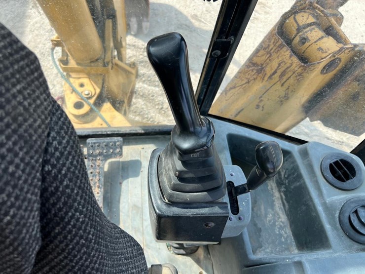 caterpillar-430d-image-38