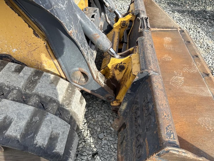 deere-323e-image-11