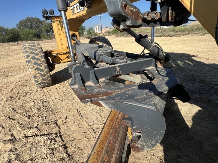 2011-deere-772gp-image-16