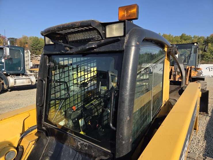 2013-deere-ct332-image-34