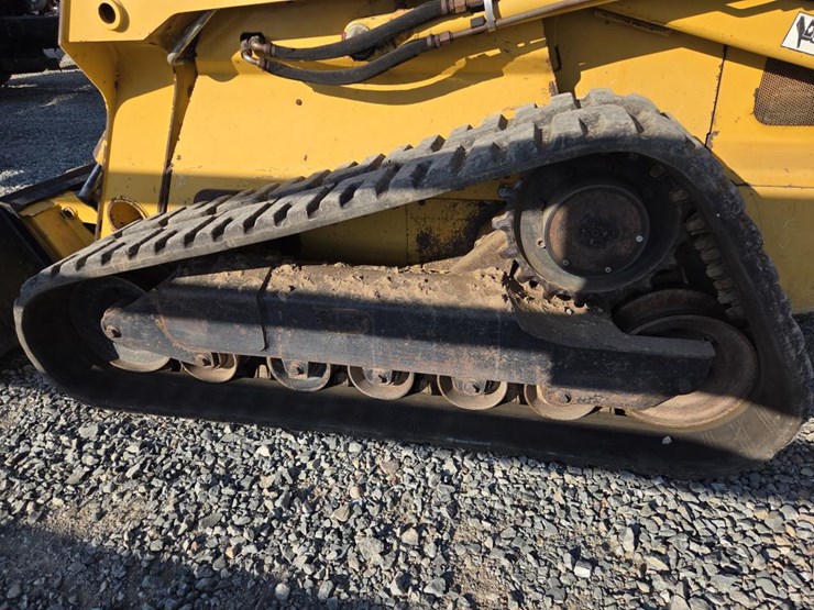 2013-deere-ct332-image-48