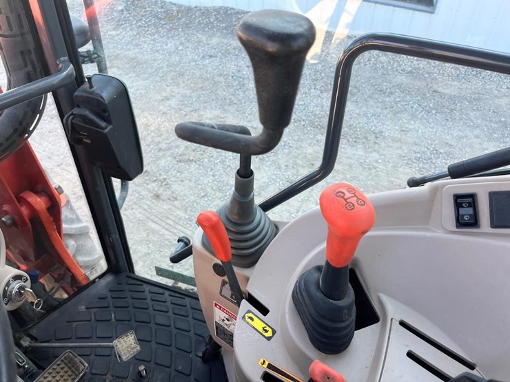 2013-kubota-m7040-image-27