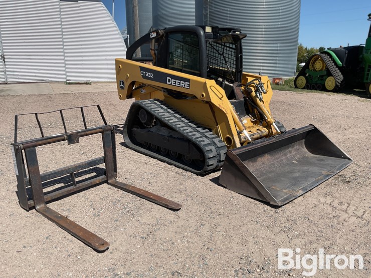 2006-deere-ct332-image-3