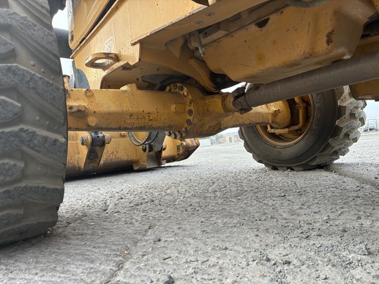 2015-deere-210l-image-11