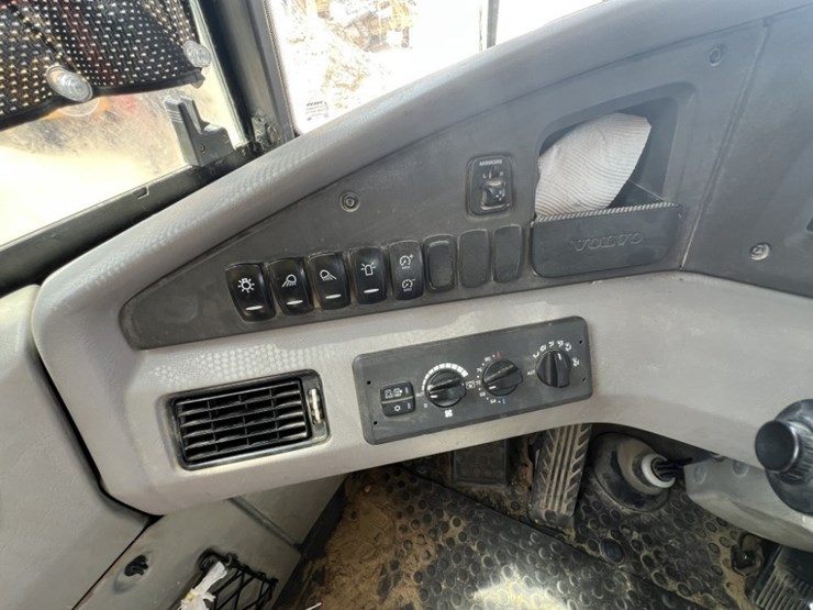 2019-volvo-a60h-image-37