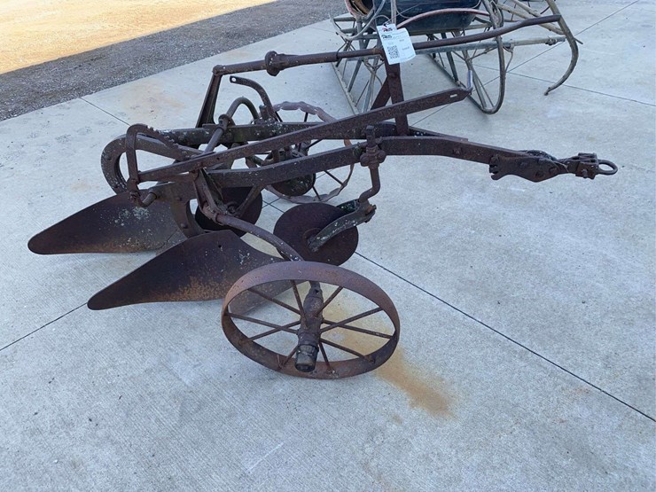 horse-drawn-2-bottom-oliver-plow-image-1