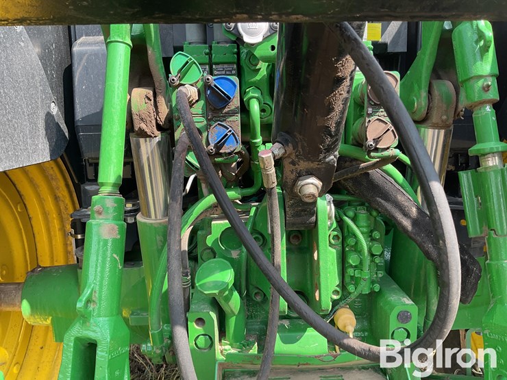2015-john-deere-6125m-image-11