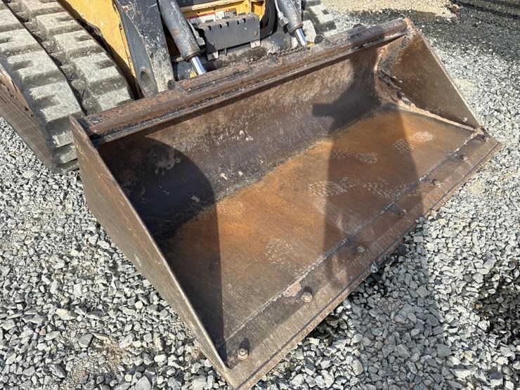 deere-323e-image-10