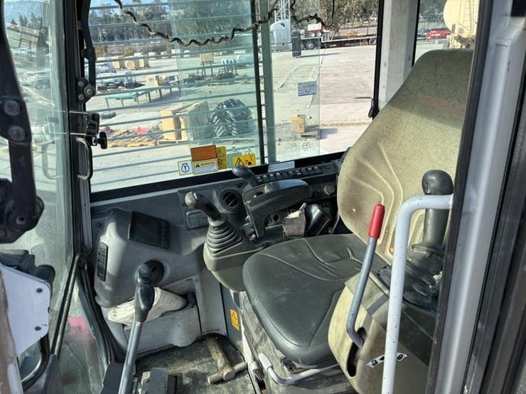 2016-takeuchi-tb280fr-image-19