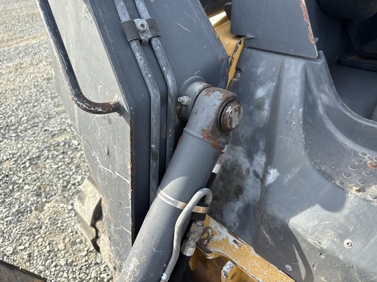 deere-323e-image-13