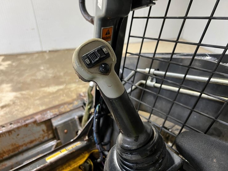 new-holland-l215-image-21