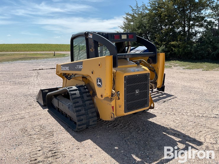 2006-deere-ct332-image-7