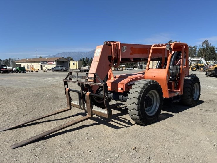 2013-jlg-8042-image-1