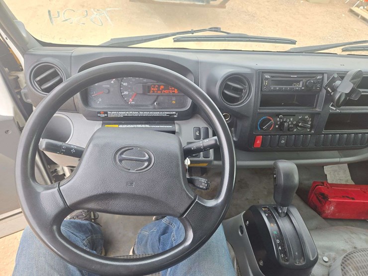 2019-hino-195-image-15