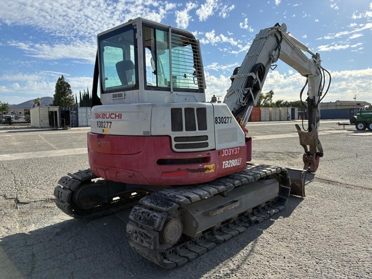 2016-takeuchi-tb280fr-image-3