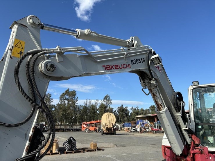2016-takeuchi-tb280fr-image-9