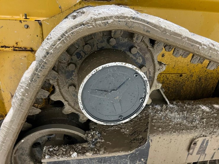 deere-323e-image-18