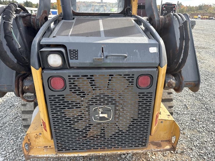 deere-323e-image-27