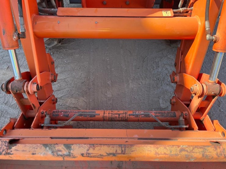 2013-kubota-m7040-image-11
